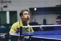 “Dị nhân” đánh bóng bàn bằng... miệng, dao làm bếp