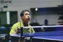 “Dị nhân” đánh bóng bàn bằng... miệng, dao làm bếp