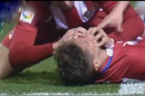 Những tình huống đậm tình người trong bóng đá