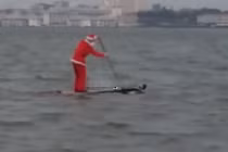 Xôn xao clip ông già Noel chèo thuyền “đến Việt Nam“