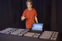 Cận cảnh bàn phím khủng có hơn 1000 biểu tượng cảm xúc