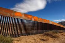 Tìm thấy xương cốt con trai trên hành trình vượt sa mạc vào Mỹ