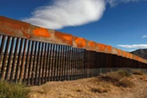 Tìm thấy xương cốt con trai trên hành trình vượt sa mạc vào Mỹ