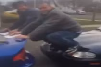 Cách đẩy ô tô độc nhất vô nhị gây ngỡ ngàng