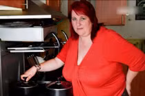 Sở hữu bộ ngực 22kg, người phụ nữ suýt chết vì nghẹt thở