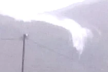 Thác nước kỳ lạ chảy ngược lên trời không tin nổi