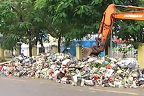 Không được thu gom, núi rác khổng lồ bốc mùi nồng nặc giữa Thủ đô