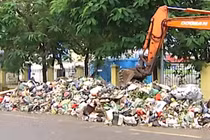 Không được thu gom, núi rác khổng lồ bốc mùi nồng nặc giữa Thủ đô