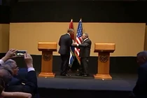 Chủ tịch Cuba Raul Castro từ chối ôm ông Obama gây sốt