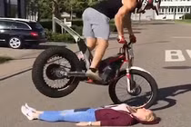 Thót tim nam thanh niên biểu diễn mô tô trên người bạn gái