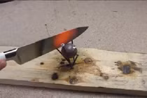 Cuộc chiến giữa con dao và hòn thép nung cùng 1000 độ C 