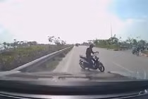 Ô tô lì lợm không cho xe máy đi ngược chiều 