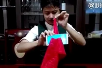 Nhân viên phục vụ điển trai hé lộ mánh ảo thuật thú vị