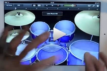 Chàng trai chơi trống trên iPad cực điêu luyện