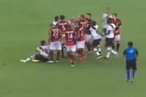 Ẩu đả kinh hoàng, trọng tài rút 4 thẻ đỏ cùng lúc