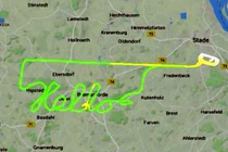 Phi công lái máy bay viết chữ, vẽ hoa trên màn hình radar