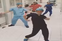 Vũ điệu xả stress bốc lửa của các y bác sỹ