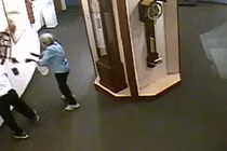 Du khách táy máy làm rơi vỡ đồng hồ cổ quý giá trong bảo tàng