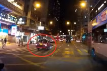 Mục sở thị cảnh bé gái thoát chết thần kỳ khi qua đường