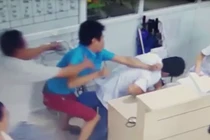Con đang cấp cứu, bố hung hăng chửi bới, tấn công bác sĩ