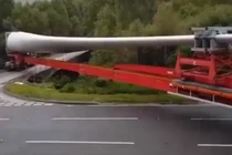 Video: Những pha vào cua siêu đỉnh của các tài xế xe tải