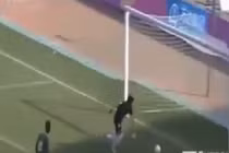 Cười vỡ bụng với những pha phá bóng hụt