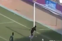 Cười vỡ bụng với những pha phá bóng hụt