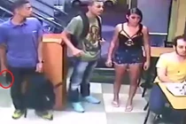 Thanh niên ung dung ngồi gặm bánh mì giữa vụ cướp có vũ trang