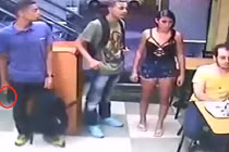 Thanh niên ung dung ngồi gặm bánh mì giữa vụ cướp có vũ trang