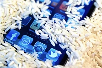 Video: Làm ngay 3 bước này để cứu điện thoại bị rơi vào nước