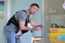 Phục sát đất tài sáng tạo của ông bố trông con một mình