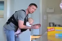 Phục sát đất tài sáng tạo của ông bố trông con một mình