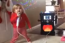 Bé gái hát karaoke đầy máu lửa gây sốt