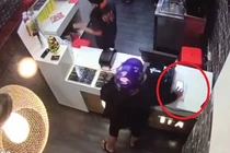 Video: Màn cuỗm điện thoại tinh vi của “nữ quái” trong cửa hàng