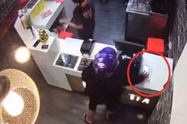 Video: Màn cuỗm điện thoại tinh vi của “nữ quái” trong cửa hàng