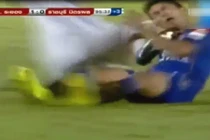 Pha đi bóng kinh hoàng bằng gầm giày vào mặt đối phương