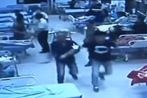 Clip côn đồ xông vào bệnh viện chém đứt gân tay bệnh nhân