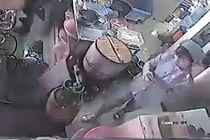 Bất cẩn khi dùng điện thoại khiến căn bếp bùng cháy dữ dội