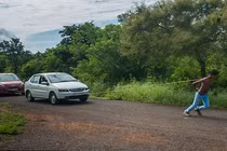 “Siêu nhân” Ấn Độ kéo 2 ô tô bằng vai nhẹ như không