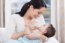 Cách pha sữa công thức chuẩn tránh táo bón cho bé