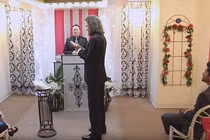 Người đàn ông gây sửng sốt khi kết hôn với... điện thoại