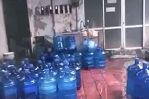 Sản xuất nước đóng chai cạnh kênh mương siêu bẩn ở Hà Nội