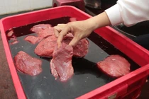 “Phù phép” thịt lợn thối thành thịt tươi trong nháy mắt
