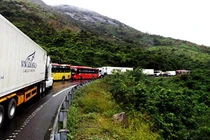 Đèo Cả sạt lở nghiêm trọng, giao thông Bắc - Nam tắc nghẽn