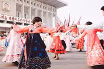 Vẻ tươi sáng khác lạ của Triều Tiên qua ống kính khách Tây