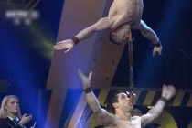 Run rẩy trước màn giữ thăng bằng với dao điên rồ chưa từng có