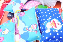 Sự thật kinh hoàng đằng sau những bộ chăn gối siêu rẻ