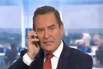 MC đang dẫn trên sóng trực tiếp thì vợ gọi điện về ăn cơm