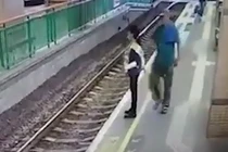 Video: Phẫn nộ người đàn ông vô cớ đẩy nữ lao công xuống đường ray 