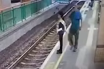 Video: Phẫn nộ người đàn ông vô cớ đẩy nữ lao công xuống đường ray 